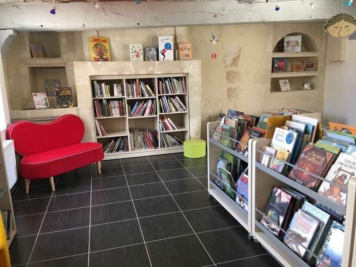 Aménagement d'une bibliothèque dans une ancienne fermette Sud Sarthe (1)